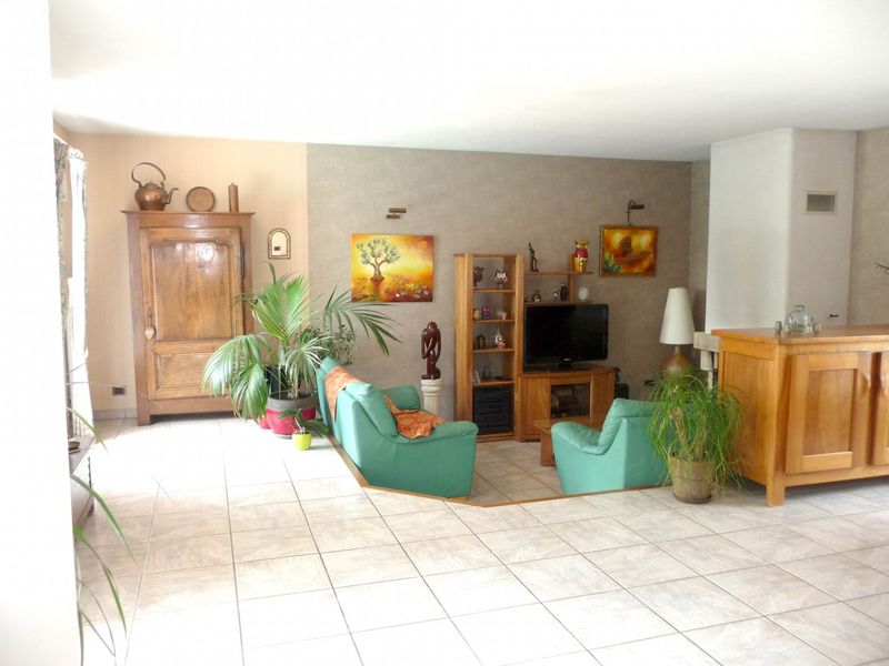 Maison 5 chambres,164m²,  à pied du bourg de Canéjan. Garage et piscine